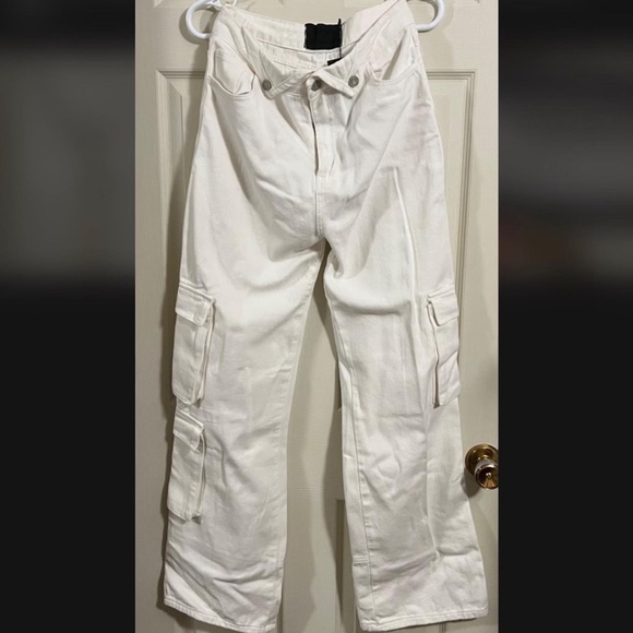 BooHoo x Madison Beer - Loose Fit Cargo Denim Jeans - Picture 1 of 3